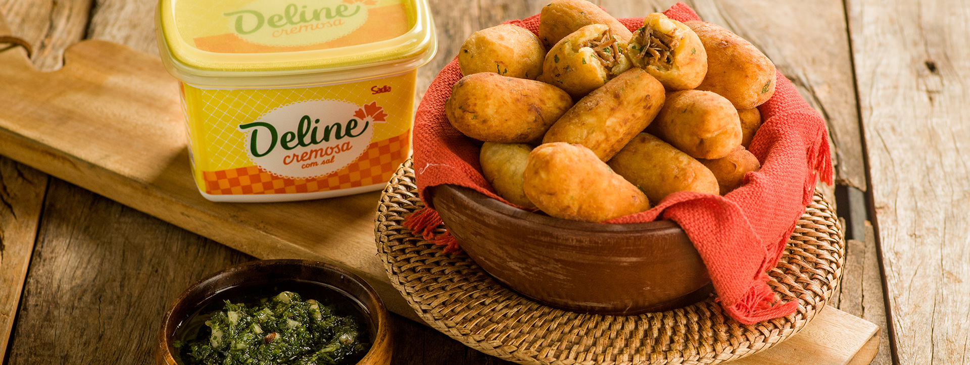 Receita: Bolinho de Mandioca com Costelinha e Pesto de Jambu