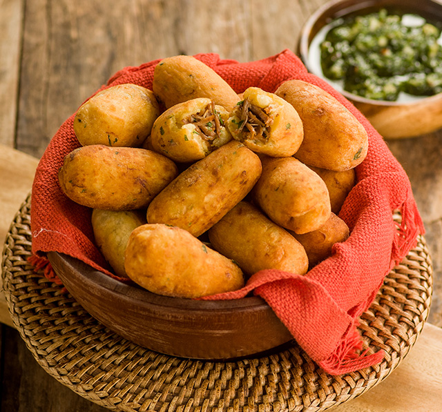Receita: Bolinho de Mandioca com Costelinha e Pesto de Jambu