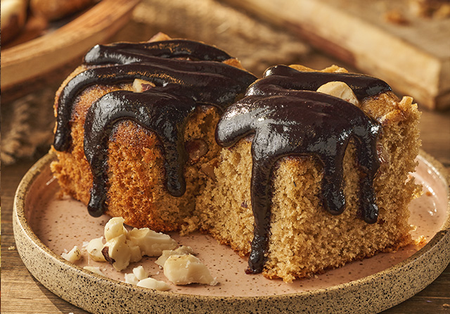 Receita: Bolo de Castanha-do-pará com Calda de Açaí