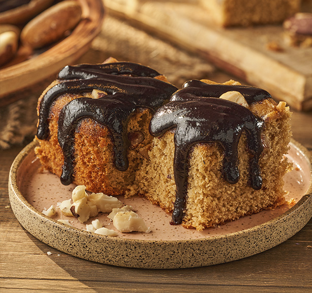 Receita: Bolo de Castanha-do-pará com Calda de Açaí