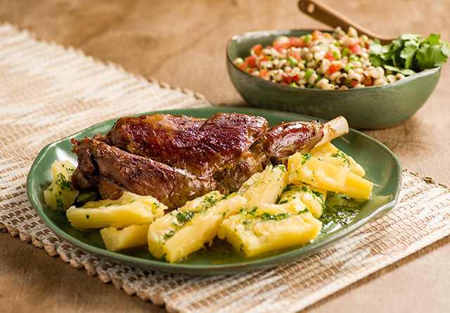 Receita: Carne de Bode Assada Com Vinagrete de Feijão Fradinho E Mandioca