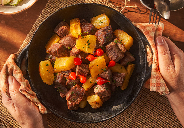Receita: Carne-de-sol com Macaxeira e Vinagrete de Maxixe 