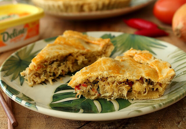 Receita: Empadão de frango desfiado com coentro