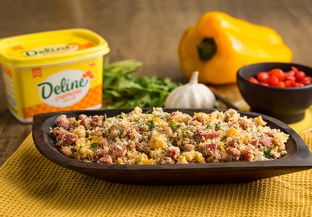 Receita: Farofa com Feijão de Corda e Linguiça