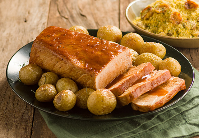 Receita: Lombo Assado com Batatas e Farofa de Banana