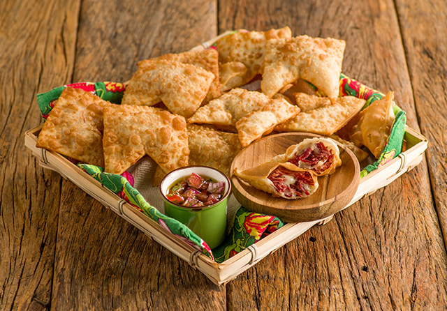 Receita: Mini Pastel de Carne Seca com Queijo
