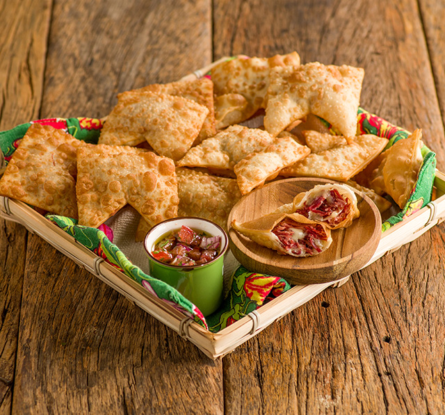 Receita: Mini Pastel de Carne Seca com Queijo